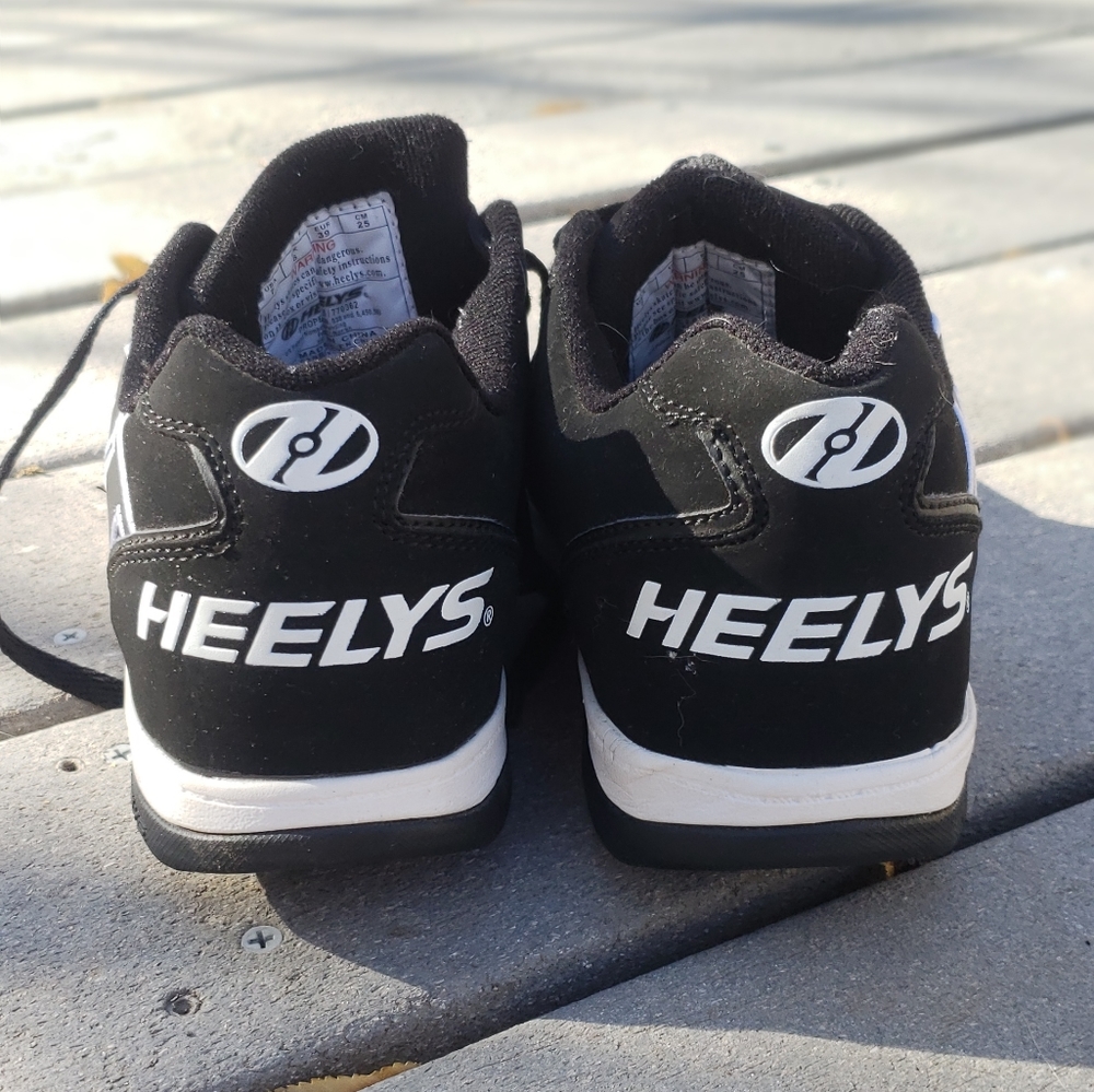 Adult women's heelys skate shoes